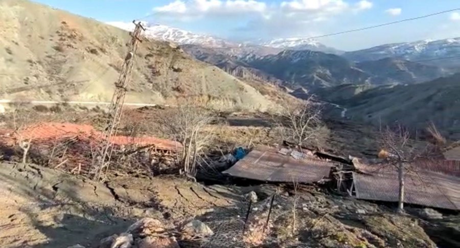 Deprem Bölgesi Malatya’da Heyelan, Bir Mezrayı Yuttu