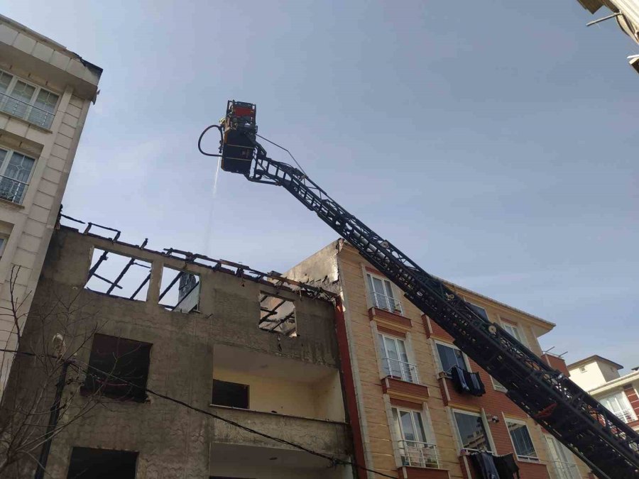 Esenyurt’ta Metruk Bir Binada Çıkan Yangın 3 Binaya Sirayet Etti