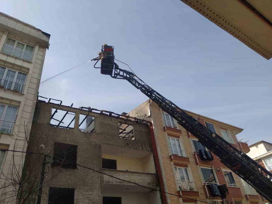 Esenyurt’ta Metruk Bir Binada Çıkan Yangın 3 Binaya Sirayet Etti
