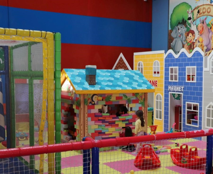 Depremzede Ailelerin Çocukları Polislerle Birlikte Eğlence Merkezine Gitti