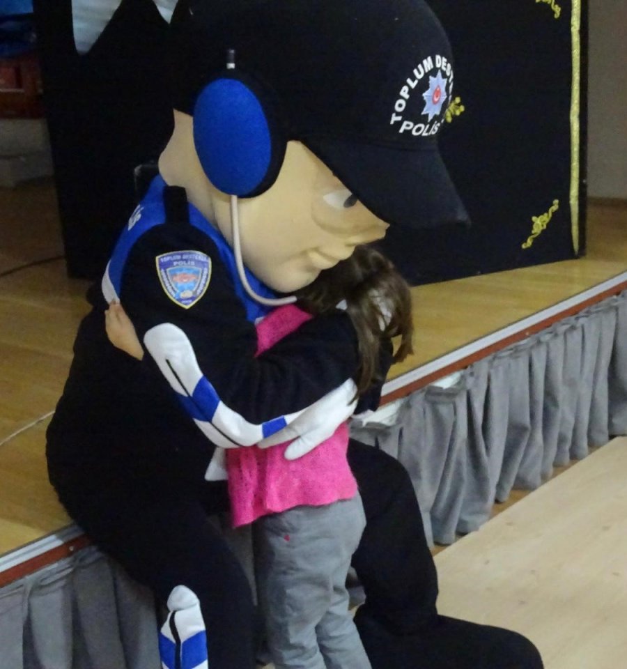 Depremzede Ailelerin Çocukları Polislerle Birlikte Eğlence Merkezine Gitti