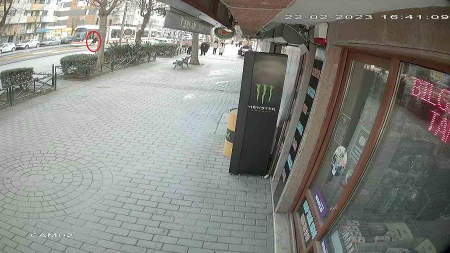 Tramvayın Çarptığı 78 Yaşındaki Kadının Hayatını Kaybettiği Kaza Anı Güvenlik Kamerasına Yansıdı