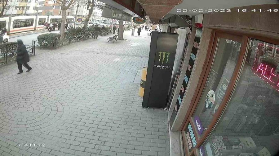 Tramvayın Çarptığı 78 Yaşındaki Kadının Hayatını Kaybettiği Kaza Anı Güvenlik Kamerasına Yansıdı