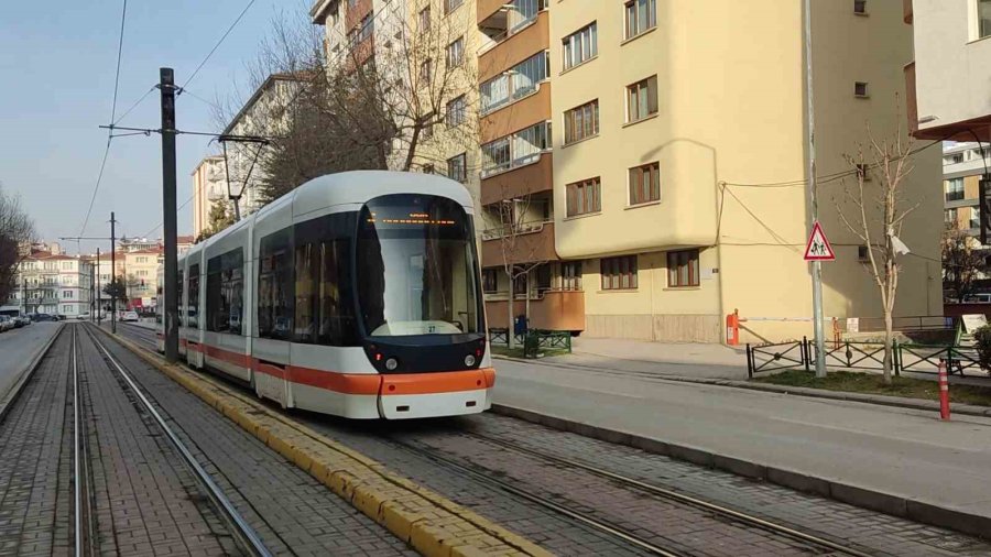 Tramvayın Çarptığı 78 Yaşındaki Kadının Hayatını Kaybettiği Kaza Anı Güvenlik Kamerasına Yansıdı