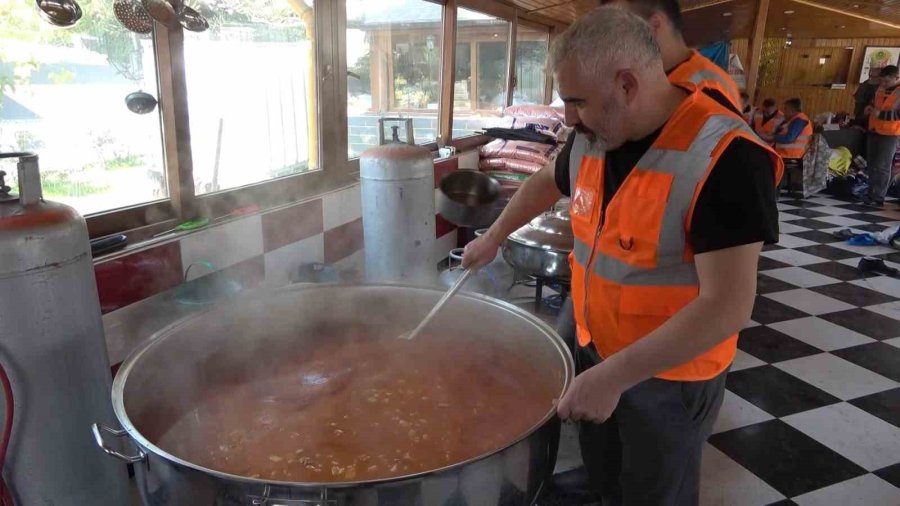 Gönüllü Aşçılar Günde 7 Bin 500 Kişilik Yemek Yaparak Dağıtıyor
