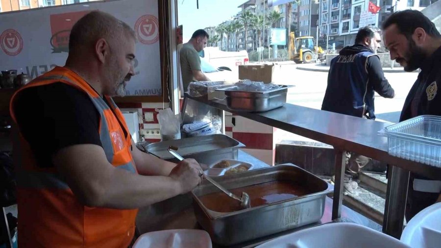 Gönüllü Aşçılar Günde 7 Bin 500 Kişilik Yemek Yaparak Dağıtıyor