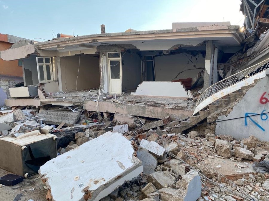 Kendi Evinden Sağ Çıktı, Ailesini Kurtarmak İçin Girdiği Evin Enkazında Kaldı