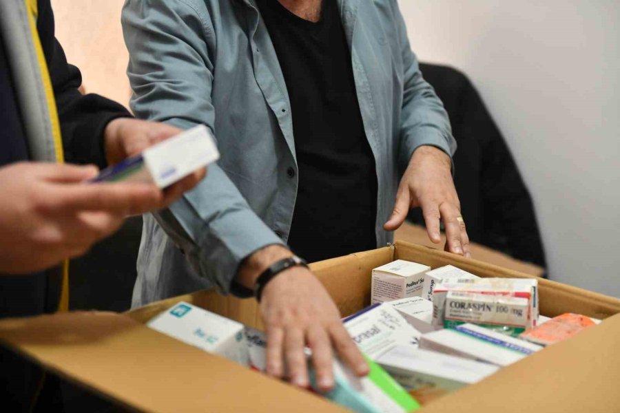 Deprem Bölgesine İlaç Ve Medikal Malzeme Desteği Sürüyor