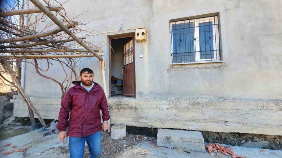 Deprem Evi Yıkmadı Ama 30 Santim Kaldırıp, 2 Metre İleriye Taşıdı