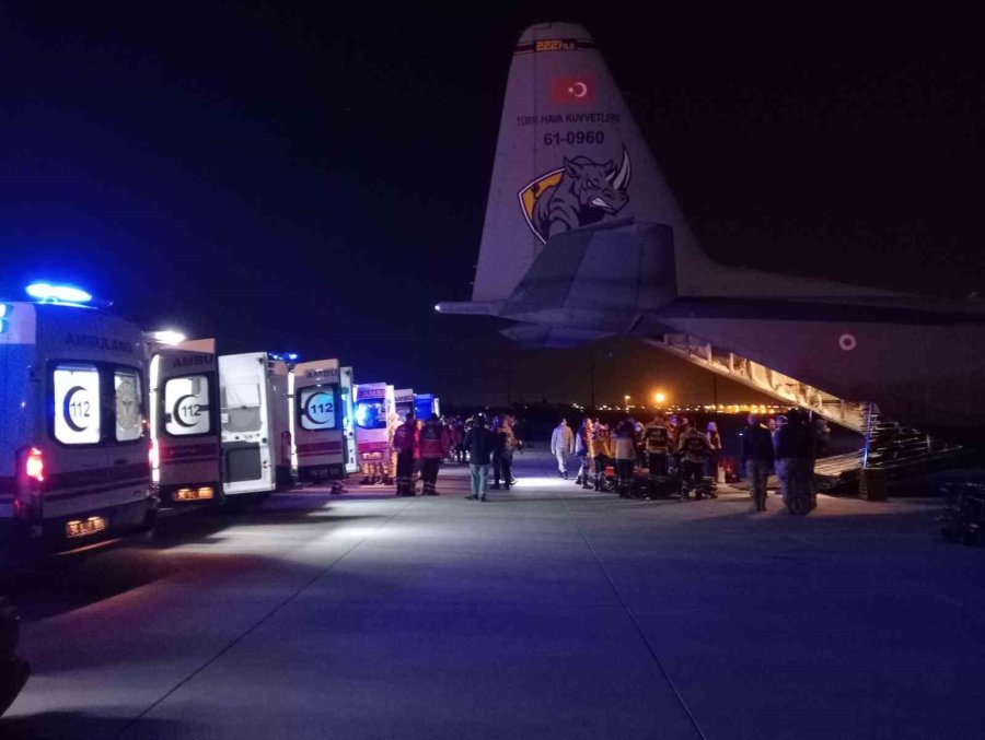 Adana’daki 38 Yaralı Depremzede Ve 31 Refakatçi Tsk’ya Ait Uçakla İstanbul’a Getirildi