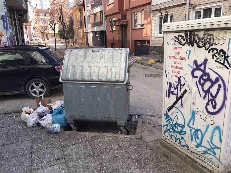 Uyarı Yazısı Bile Kaldırıma Çöp Atılmasına Engel Olamadı