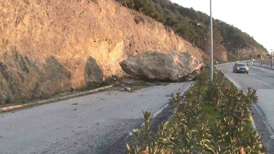 Depremde Tonlarca Ağırlıktaki Kayalar Evlerin Üzerine Düştü