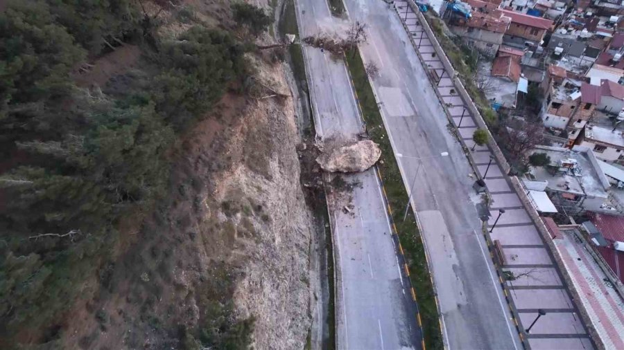 Depremde Tonlarca Ağırlıktaki Kayalar Evlerin Üzerine Düştü
