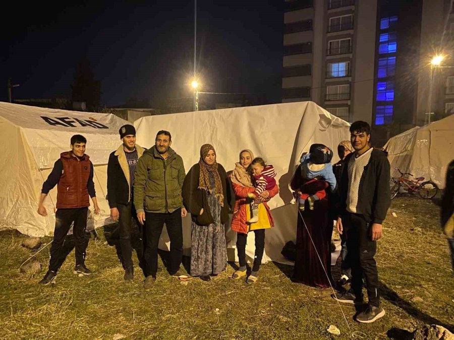 Osmaniyeli Reklamcı, Depremzedelere Ücretsiz Çadır Yapıp Göndermeye Başladı