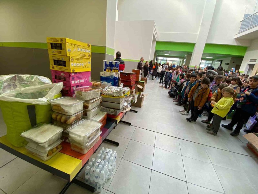 Depremzede Öğrencilere İçerisinde Kırtasiye Malzemesi Olan 200 Çanta Hazırlandı