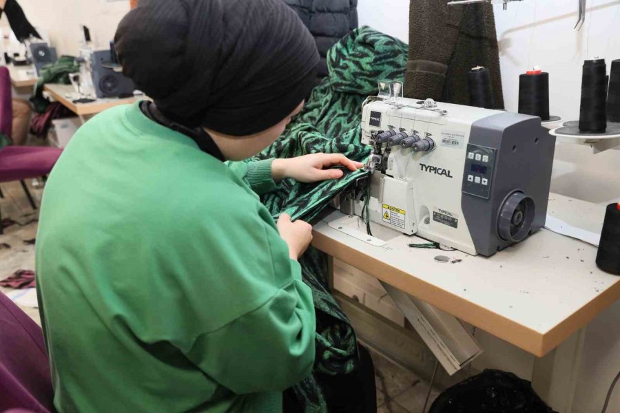 Sultangazili Kadınlar Depremzedeler İçin Kıyafet Dikiyor