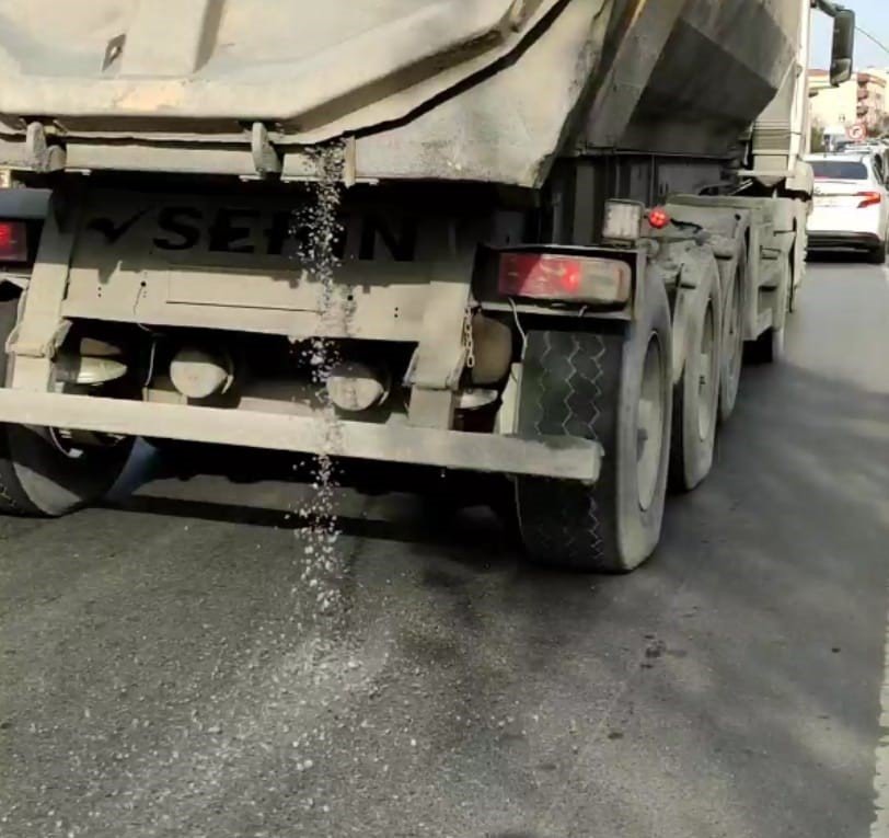 Sultangazi’de Hafriyat Kamyonundan Dökülen Mıcırlar Sürücülere Zor Anlar Yaşattı