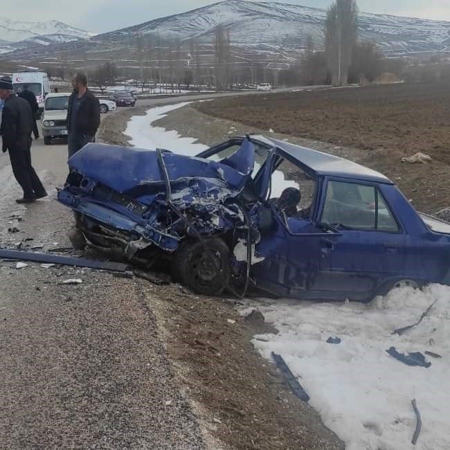 Aksaray’da 2 Otomobil Çarpıştı: 2 Yaralı