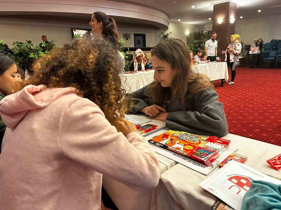 Öğretim Üyeleri Ve Öğrencilerden, Depremzede Çocuklara Boyama Etkinliği