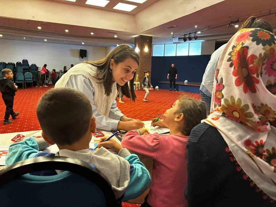 Öğretim Üyeleri Ve Öğrencilerden, Depremzede Çocuklara Boyama Etkinliği