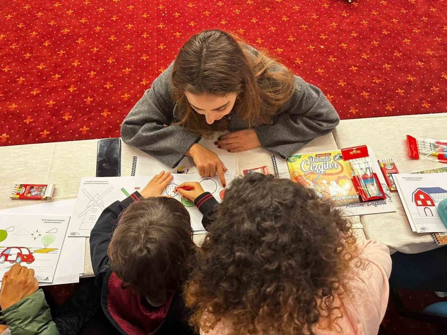 Öğretim Üyeleri Ve Öğrencilerden, Depremzede Çocuklara Boyama Etkinliği