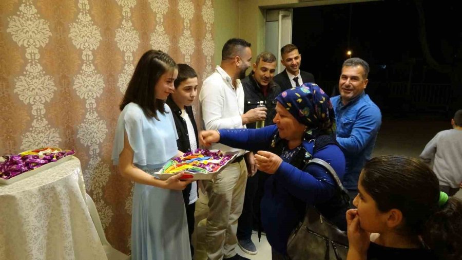 Evlendikten 20 Yıl Sonra, 3 Çocuklarıyla Düğün Yaptılar