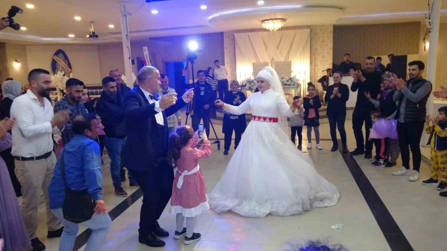 Evlendikten 20 Yıl Sonra, 3 Çocuklarıyla Düğün Yaptılar