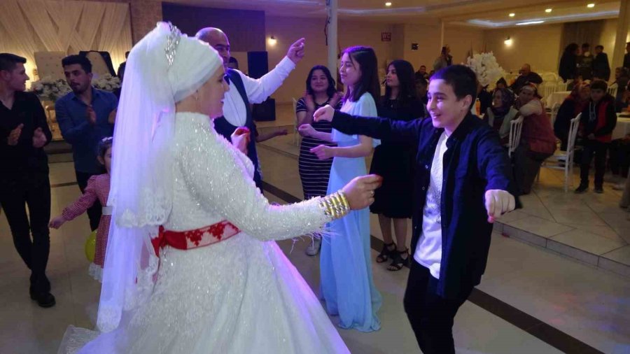 Evlendikten 20 Yıl Sonra, 3 Çocuklarıyla Düğün Yaptılar