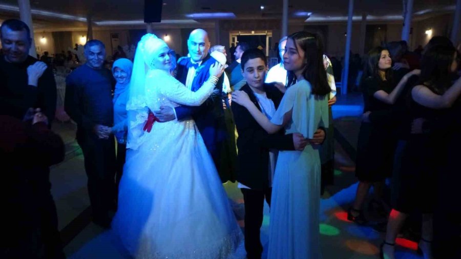Evlendikten 20 Yıl Sonra, 3 Çocuklarıyla Düğün Yaptılar