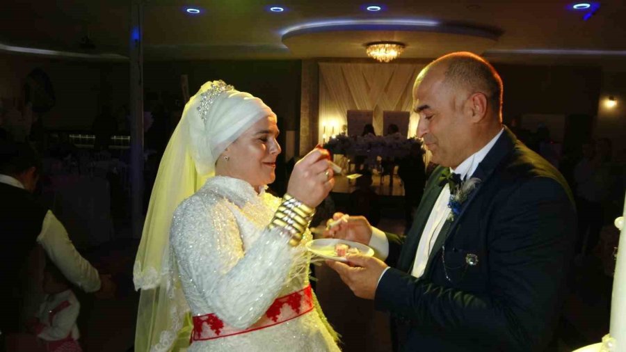 Evlendikten 20 Yıl Sonra, 3 Çocuklarıyla Düğün Yaptılar