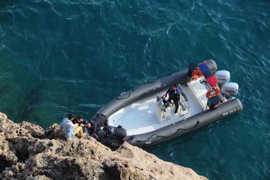 Falezlerde Mahsur Kalan Depremzede Çocuk Kurtarıldı