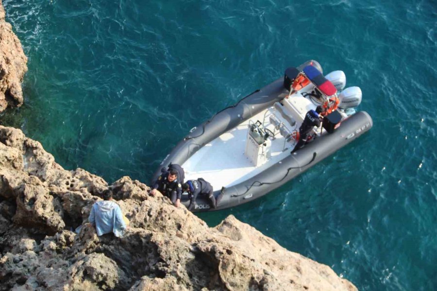 Falezlerde Mahsur Kalan Depremzede Çocuk Kurtarıldı