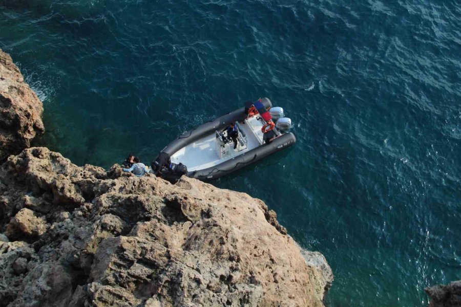 Falezlerde Mahsur Kalan Depremzede Çocuk Kurtarıldı
