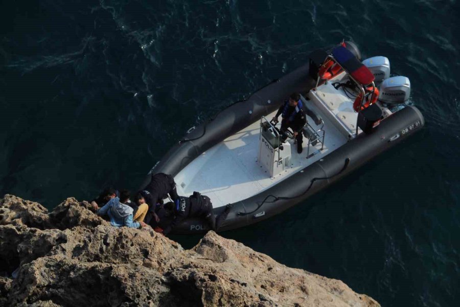 Falezlerde Mahsur Kalan Depremzede Çocuk Kurtarıldı