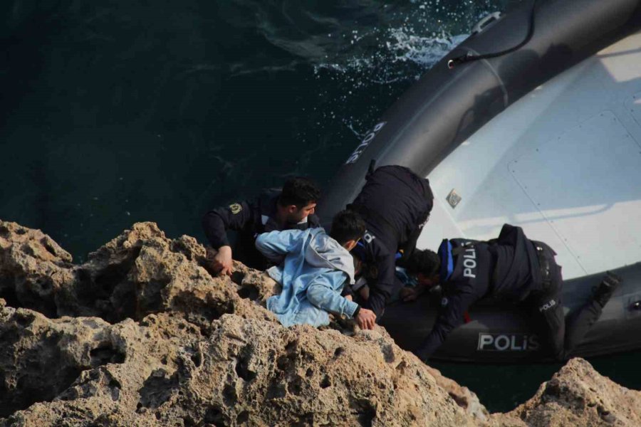 Falezlerde Mahsur Kalan Depremzede Çocuk Kurtarıldı