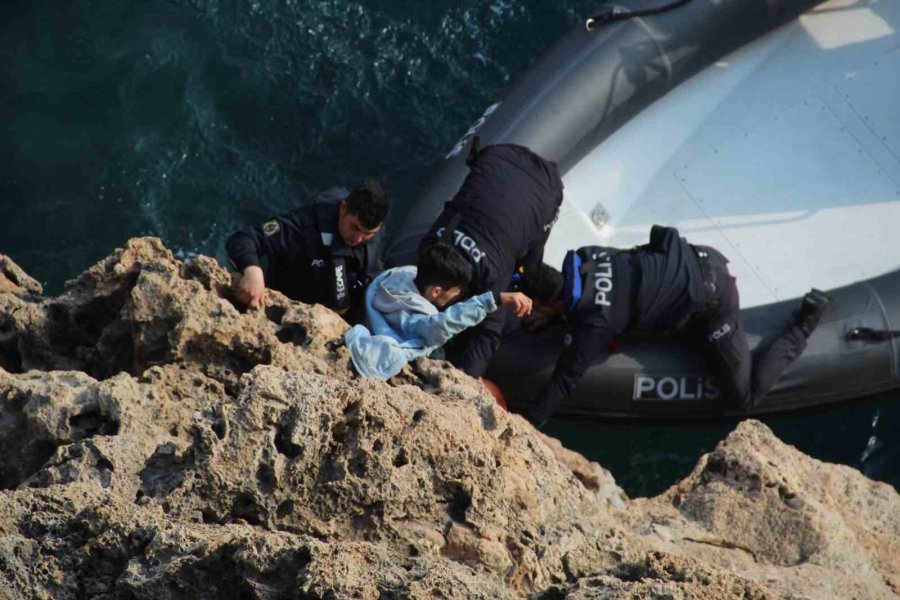 Falezlerde Mahsur Kalan Depremzede Çocuk Kurtarıldı