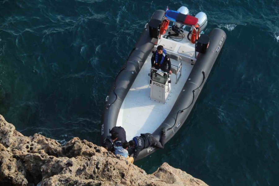 Falezlerde Mahsur Kalan Depremzede Çocuk Kurtarıldı