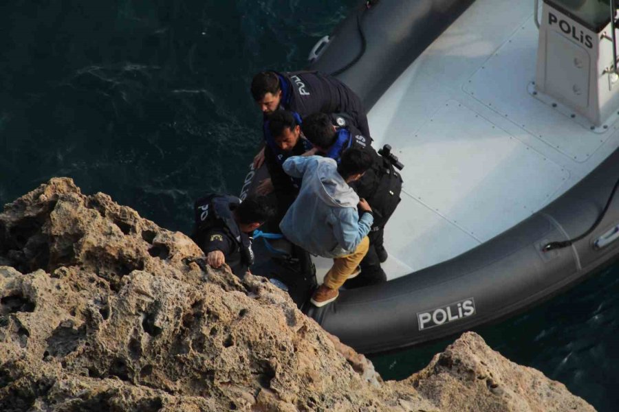 Falezlerde Mahsur Kalan Depremzede Çocuk Kurtarıldı