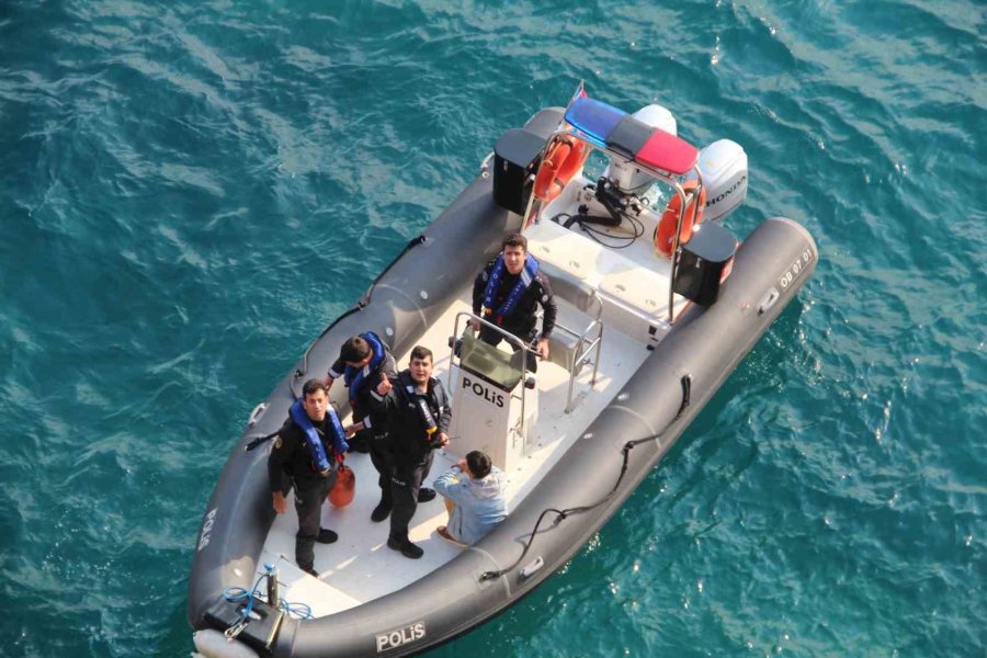 Falezlerde Mahsur Kalan Depremzede Çocuk Kurtarıldı