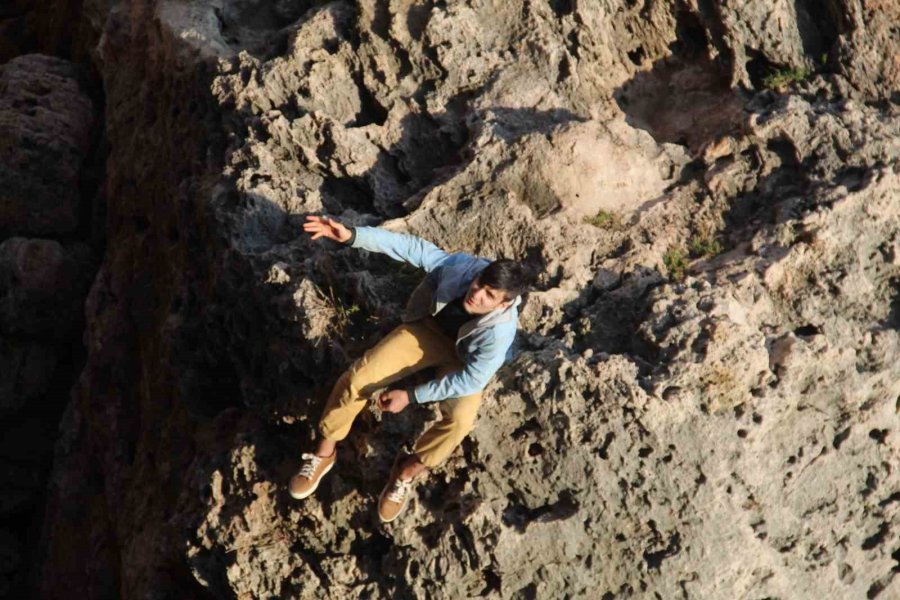 Falezlerde Mahsur Kalan Depremzede Çocuk Kurtarıldı