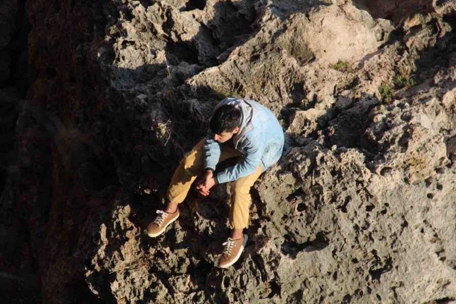 Falezlerde Mahsur Kalan Depremzede Çocuk Kurtarıldı