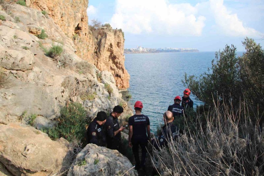 Falezlerde Mahsur Kalan Depremzede Çocuk Kurtarıldı