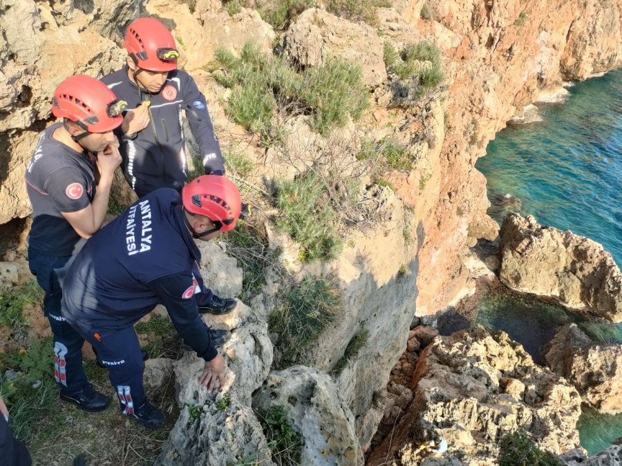 Falezlerde Mahsur Kalan Depremzede Çocuk Kurtarıldı