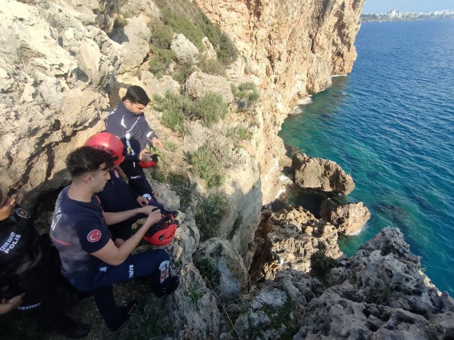 Falezlerde Mahsur Kalan Depremzede Çocuk Kurtarıldı