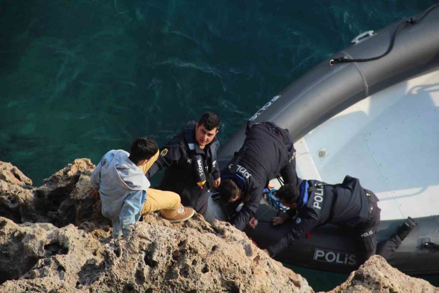 Falezlerde Mahsur Kalan Depremzede Çocuk Kurtarıldı