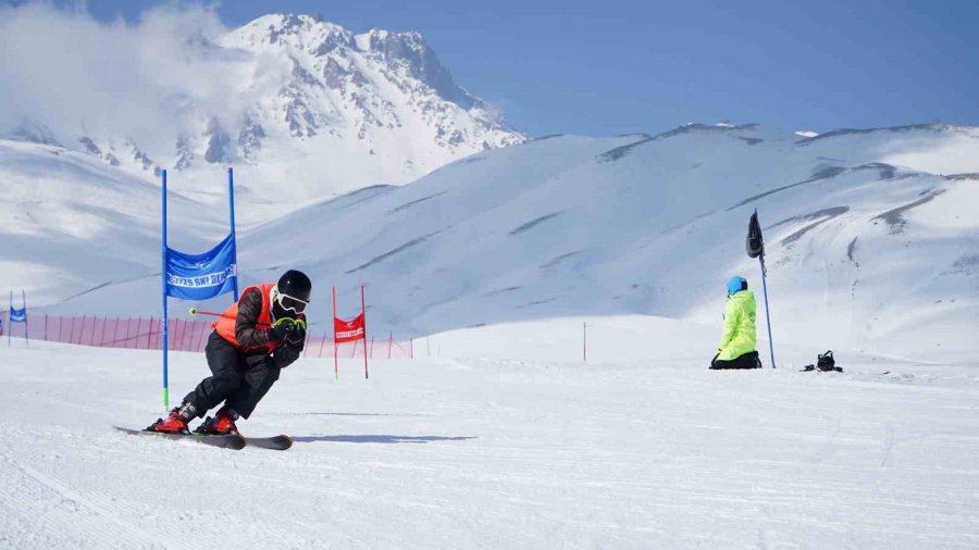 Büyükelçilik Çalışanları Ve Diplomatlar Depremzedeler İçin Kaydı