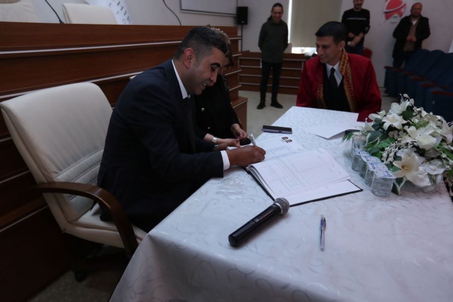 Depremzede Ailelerine Destek Almaya Gittikleri Valilikte Dünya Evine Girdiler