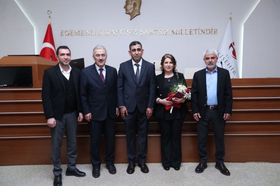 Depremzede Ailelerine Destek Almaya Gittikleri Valilikte Dünya Evine Girdiler