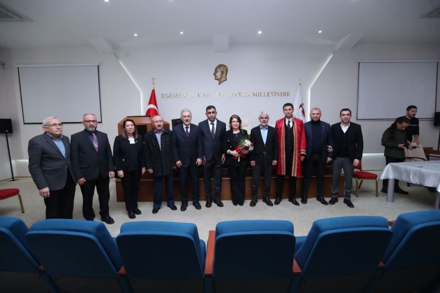 Depremzede Ailelerine Destek Almaya Gittikleri Valilikte Dünya Evine Girdiler