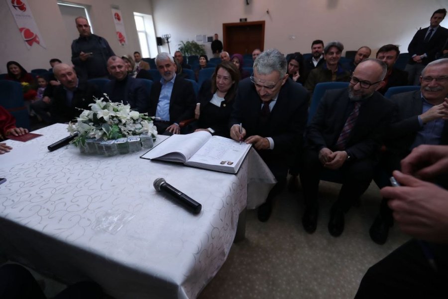 Depremzede Ailelerine Destek Almaya Gittikleri Valilikte Dünya Evine Girdiler